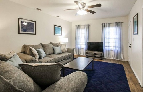 Parkside House | Blue-themed Duplex, Quick Drive to Downtown+Pets