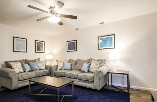Parkside House | Blue-themed Duplex, Quick Drive to Downtown+Pets