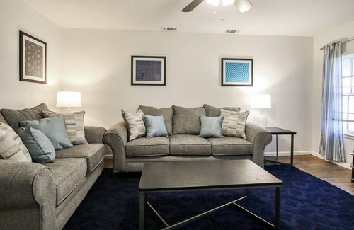 Parkside House | Blue-themed Duplex, Quick Drive to Downtown+Pets