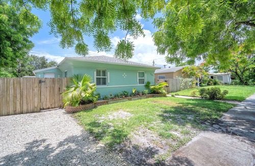 Dania Beach House | Blue Wave Bungalow 1/1 | Stylish Retreat