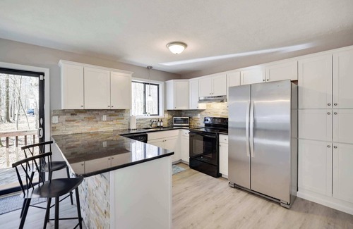 Albrightsville House | Blue Wolf Retreat | Pool Table | Cozy | BBQ