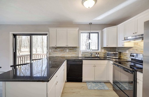 Albrightsville House | Blue Wolf Retreat | Pool Table | Cozy | BBQ