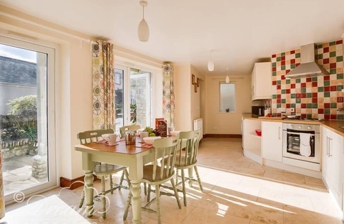 Weymouth Cottage | BLUEBERRY COTTAGE, pet friendly, with a garden in Sutton Poyntz
