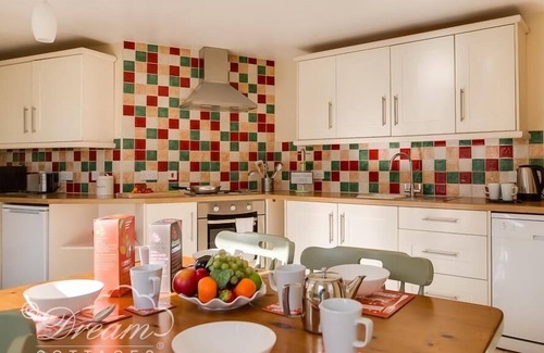 Weymouth Cottage | BLUEBERRY COTTAGE, pet friendly, with a garden in Sutton Poyntz