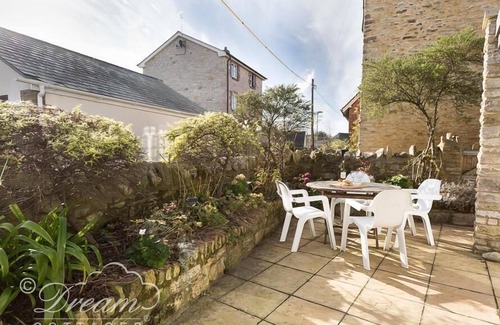 Weymouth Cottage | BLUEBERRY COTTAGE, pet friendly, with a garden in Sutton Poyntz