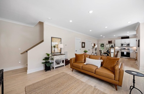 Lookout Valley Neighborhood Association House | Bluebird Cottage | Cozy home CLOSE to downtown!