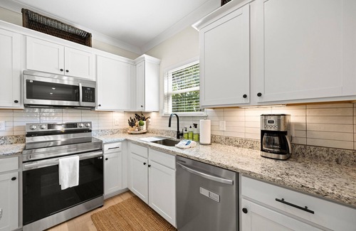 Lookout Valley Neighborhood Association House | Bluebird Cottage | Cozy home CLOSE to downtown!