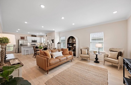 Lookout Valley Neighborhood Association House | Bluebird Cottage | Cozy home CLOSE to downtown!