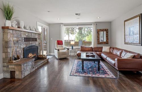 Southwest Bend House | Bluebird Day - Brooks House