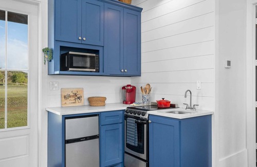 Comfort House | Bluebonnet Cottage, Hot tub, Fire pit, Sleeps 4!
