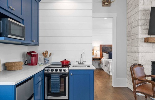 Comfort House | Bluebonnet Cottage, Hot tub, Fire pit, Sleeps 4!