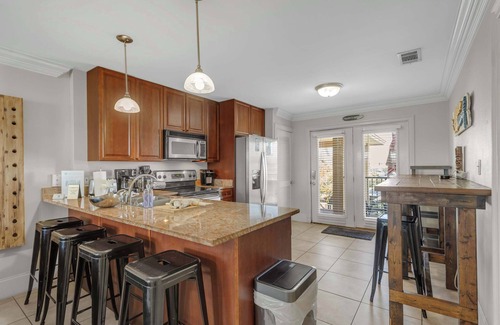 Fort Walton Beach Condo | Bluefish: Pool, 3min Walk to Beach and Restaurants