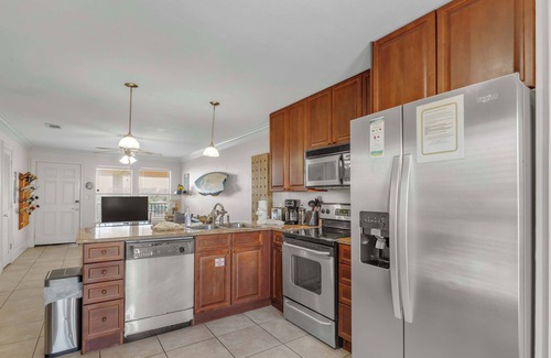 Fort Walton Beach Condo | Bluefish: Pool, 3min Walk to Beach and Restaurants