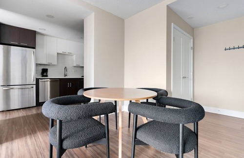 Crystal City Apartment | Blueground | Crystal City, pool, nr Potomac River