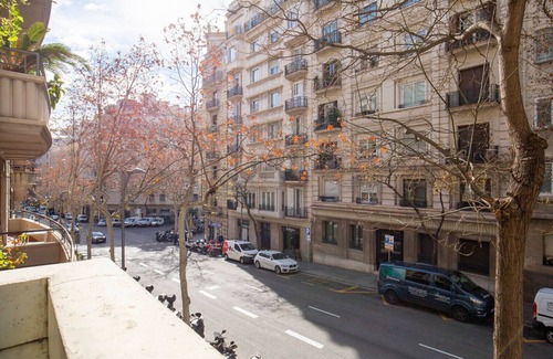 Sant Gervasi Apartment | Blueground | Galvany, doorman, AC, near park