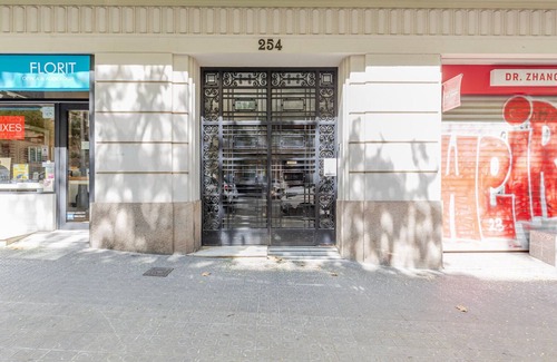 Sant Gervasi Apartment | Blueground | Galvany, doorman, AC, near park