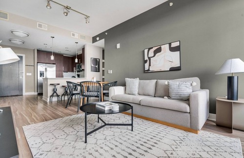 Woodmont Triangle Apartment | Blueground | Hunter Mill District, pool, nr Lake Anne