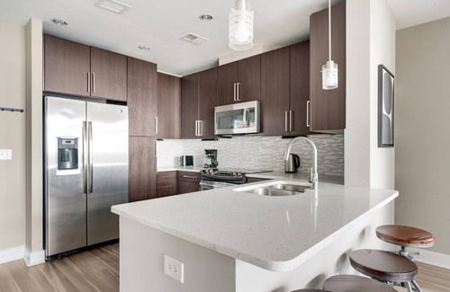 Woodmont Triangle Apartment | Blueground | Hunter Mill District, pool, nr Lake Anne