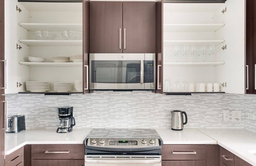 Woodmont Triangle Apartment | Blueground | Hunter Mill District, pool, nr Lake Anne