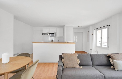 Chaussee-d'Antin Apartment | Blueground | Madeleine, elevator & concierge