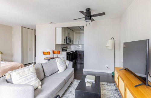 Near North Side Apartment | Blueground | Near North, pool, nr Millennium Park