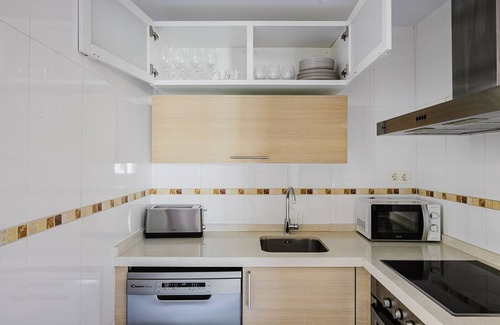 Carretera de Cadiz Apartment | Blueground | Paseo Marítimo, pool & AC, nr parks