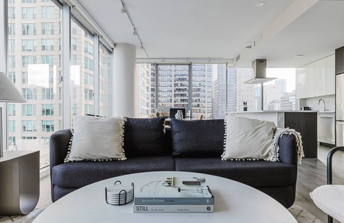Near North Side Apartment | Blueground | River North 2bd apartment