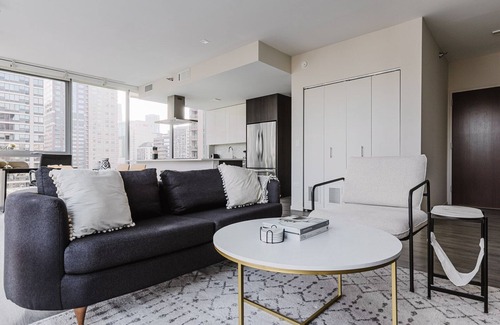 Near North Side Apartment | Blueground | River North 2bd apartment