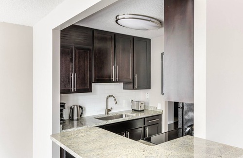 Near North Side Apartment | Blueground | River North, pool & gym, nr Mart