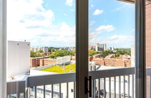 Woodmont Triangle Apartment | Blueground | Woodmont Triangle, fitness, nr Park