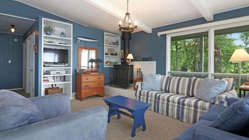 Fennville House | Bluffs Cove