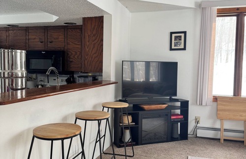 Hurley House | Bluff’s Edge Secluded Retreat with 2 car garage!