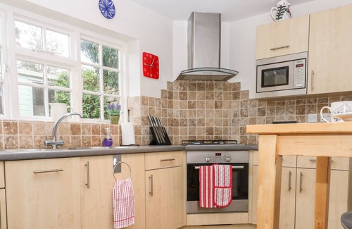 Broadway Cottage | BLUNDELL'S COTTAGE, pet friendly, with open fire in Broadway