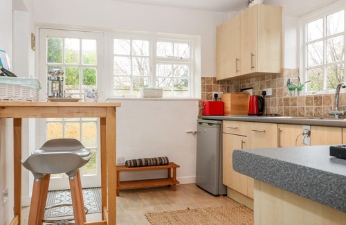 Broadway Cottage | BLUNDELL'S COTTAGE, pet friendly, with open fire in Broadway