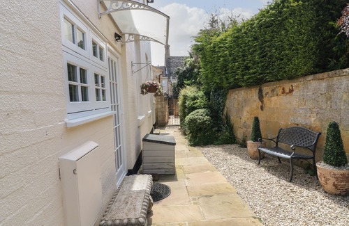 Broadway Cottage | BLUNDELL'S COTTAGE, pet friendly, with open fire in Broadway