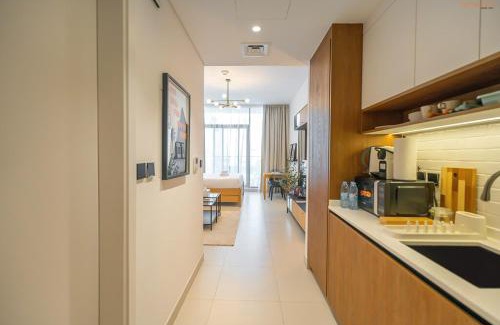 Dubai Apartment | Bnbeyond's Sassy Studio with Expansive Balcony