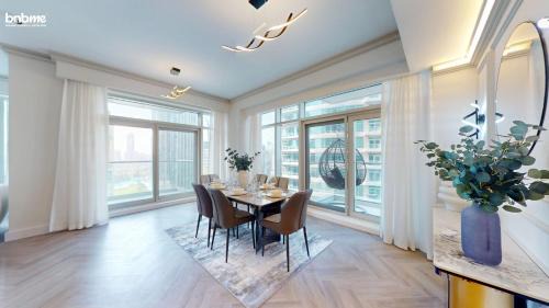 Downtown Dubai Apartment | bnbmehomes - The Lofts Central