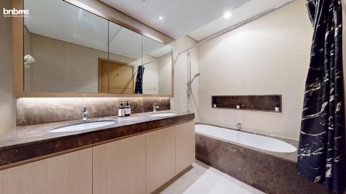 Emirates Hills 2 Apartment | bnbmehomes - Vida Residence A1