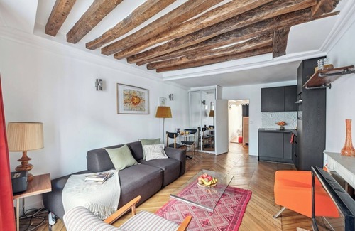 Vivienne Apartment | BnBNook - Bright 1BR by Opera and Louvre and Galleries