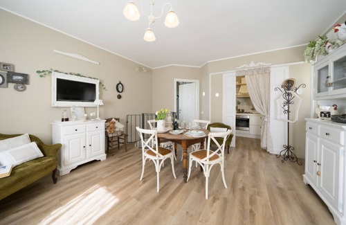 Porto Valtravaglia Apartment | Bnbook Maison Charlotte Apartment with 2 bedrooms Maggiore Lake