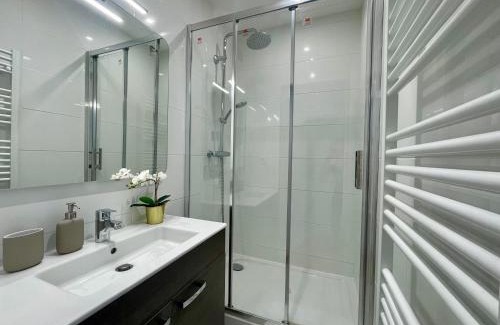 Provinces - Chavril Apartment | BnGo I Le Spacieux I 3 chambres, 2 salles de bain, Parking privé gratuit, 8 personnes, Vieux Lyon hypercentre