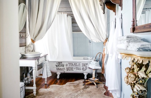 Burton Other | BNR Farmstead- The Farmhouse + 15 min from Round Top!