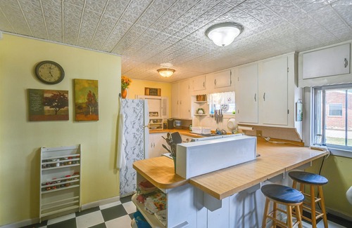 Sherrodsville Cottage | Boat & Unwind! Charming Atwood Lake Farmhouse