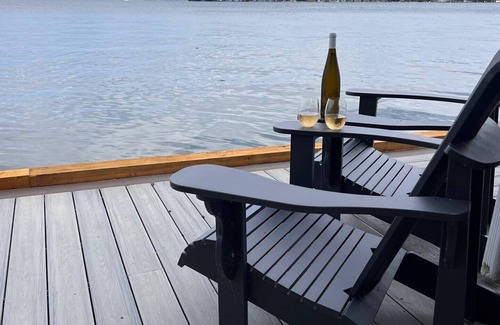 Innisfil Cottage | Boathouse Escape on Lake Simcoe! Perfect couples (+1) retreat 1 hour from GTA