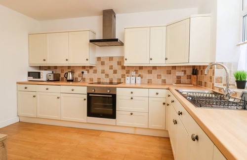 Skipton Cottage | BOB'S COTTAGE, pet friendly, with a garden in Skipton