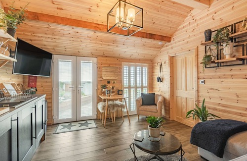 Dyserth Cottage | BOD ERW LODGE, romantic in Dyserth