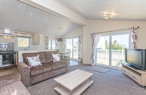 Tyn-y-Gongl Cottage | Bodafon Park Lodge - a scandinavian lodge that sleeps 6 guests in 3 bedrooms