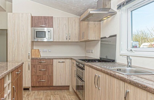 Tyn-y-Gongl Cottage | Bodafon Park Lodge - a scandinavian lodge that sleeps 6 guests in 3 bedrooms