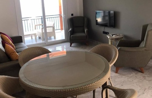 Milas Apartment | Bodrum. Wohnung mit Meerblick, Privatem Strand, Aquapark und Infinity Pool