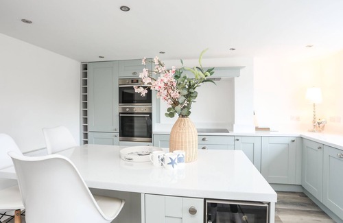 Moelfre House | BODWENA, pet friendly, country holiday cottage in Moelfre